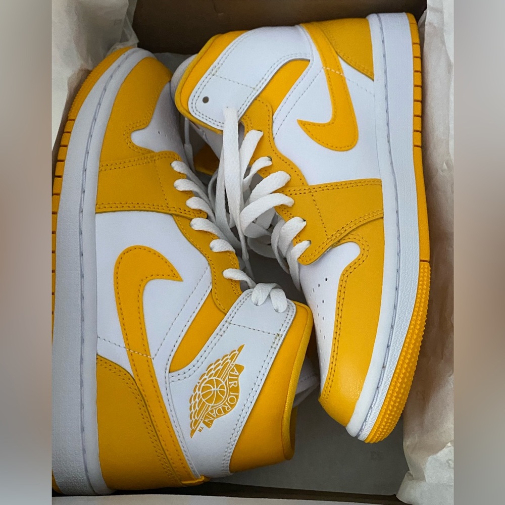 WMNS JORDAN AIR 1 - UNIVERSITY GOLD/WHITE